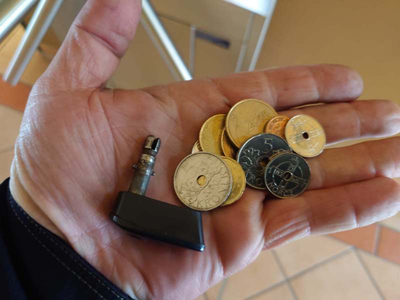 Was tun, wenn der Toilettenschlüssel nicht passt und man zwar viel, aber das falsche Kleingeld für den Automaten eingesteckt hat ?